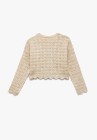Beżowy krótki sweter z fakturowanym wzorem falistym, długimi rękawami i falbaniastymi krawędziami. Wykonany z dzianiny.