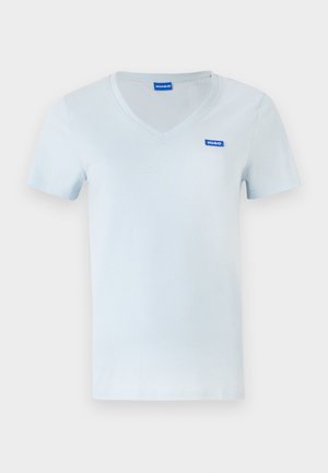 T-shirt en coton bleu clair avec un col en V, des manches courtes et un petit logo HUGO bleu brodé sur le côté gauche de la poitrine. Texture lisse.