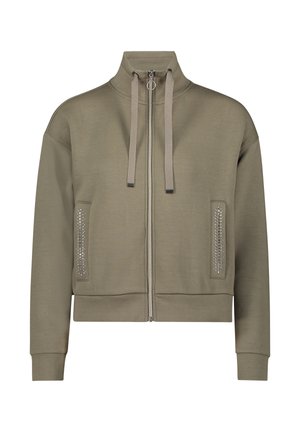 Khaki jas met ritssluiting en hoge kraag, twee voorzakken met zilverkleurige studs, en trekkoorden. Zachte stof met een cropped ontwerp.