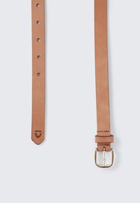 Ruskea nahkavyö, jossa on sileä pinta, varustettu kultasävyisellä metallisoljella ja seitsemällä säädettävällä reiällä. Logo on painettu lähelle päätä.