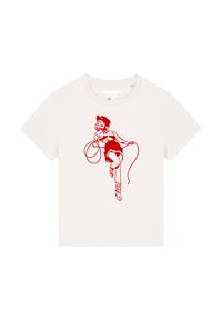 Weißes Baumwoll-T-Shirt mit einem roten Grafikdesign, das eine Person in einem Cowboyhut und Stiefeln zeigt, die ein Lasso hält, mit Fransenakzenten auf dem Outfit.