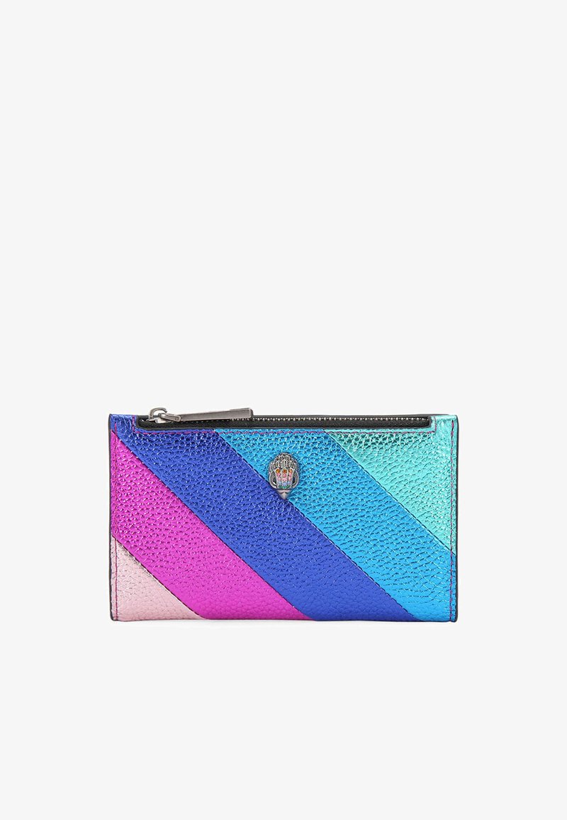 Portefeuille coloré présentant des rayures diagonales en cuir texturé rose, bleu et vert, avec un accent logo métallique et une fermeture éclair.