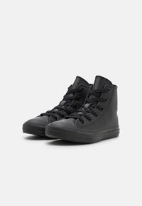 Schwarze High-Top-Sneaker mit einem Obermaterial aus glattem Leder, runder Zehenpartie und Gummisohle. Mit schwarzen Schnürsenkeln und Metallösen zum Verschließen.