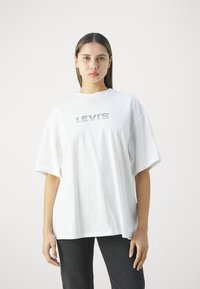 Levi's® GRAPHIC STACK TEE - Print T-shirt - bright white
