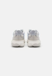 adidas Originals OZWEEGO - Tossud - grey one/wonder blue/crystal white