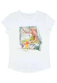 Weißes T-Shirt mit einer bunten Illustration von Winnie Puuh und Ferkel, die aus einem Fenster schauen, mit Blick auf einen Baum und eine Scheune.