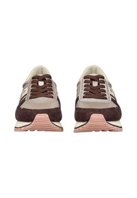 Un paio di sneakers beige e marroni con lacci marroni scuri, dettagli in suede e suole in gomma rosa, mostrati da una vista frontale su sfondo bianco.