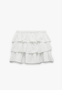 Falda blanca con volantes en capas y cinturilla elástica; presenta un patrón floral bordado en las capas inferiores; está hecha de una tela de algodón ligera.