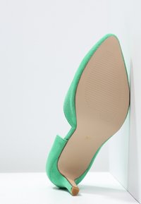 Anna Field Pumps - green