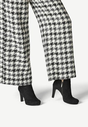 Højhælede støvletter - black