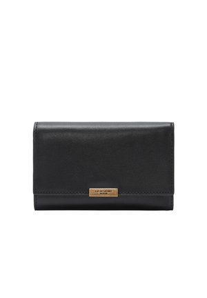 Czarny portfel ze skóry o gładkiej fakturze, prostokątnym kształcie i złotym metalowym logo. Posiada zapięcie na zatrzask.