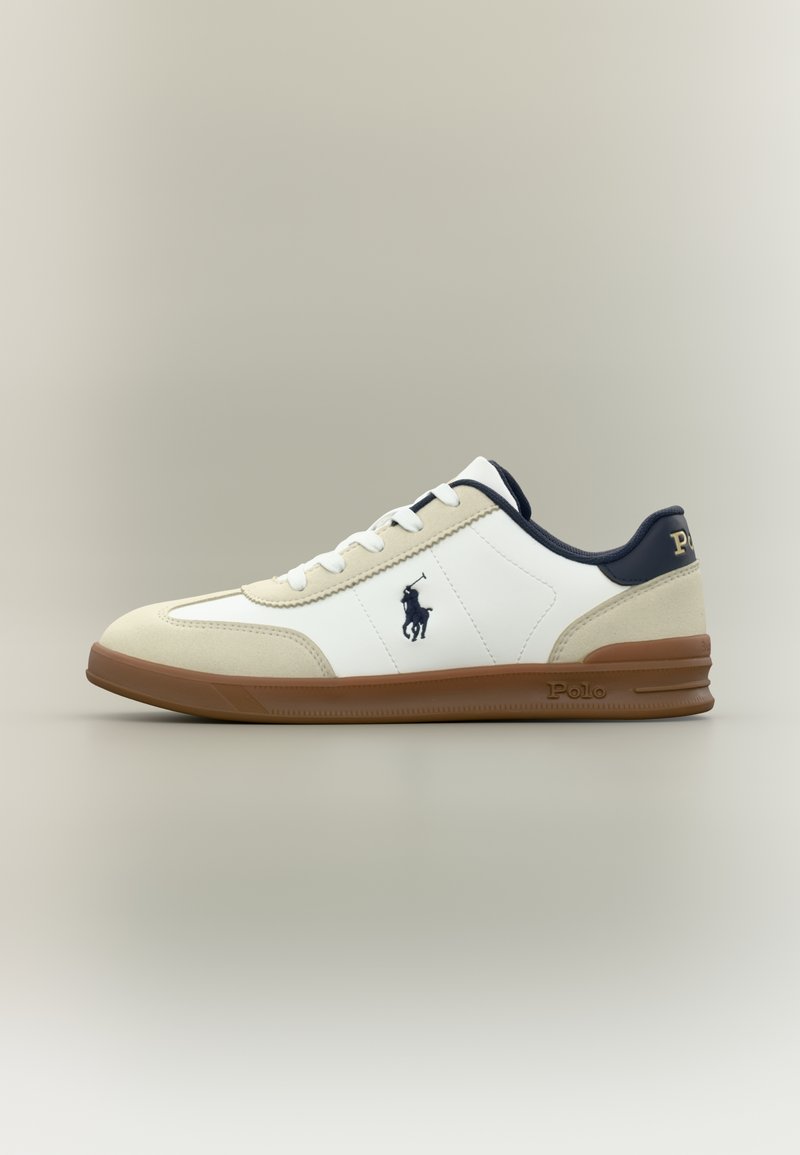 Λευκό και μπεζ sneaker χαμηλού προφίλ με καφέ σόλα, ναυτικό μπλε λεπτομέρειες, λευκά κορδόνια και σκούρο μπλε λογότυπο Polo Ralph Lauren στο πλάι και στη φτέρνα.