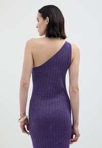 Abito a maglia ribattuta viola con design asimmetrico a una spalla, che mette in mostra una finitura testurizzata e una silhouette aderente.