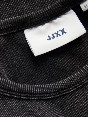 Tessuto a coste nero con scollo rotondo, caratterizzato da un'etichetta bianca con "JJXX" in blu e un ulteriore cartellino accanto.