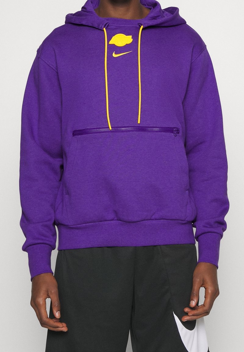 Sweat-shirt violet à capuche, cordons jaunes, poche zippée avant et logo. Fabriqué en matériau doux, avec une coupe décontractée et des poignets côtelés.