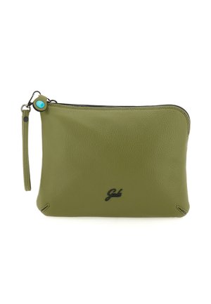 Braccialetto in pelle verde oliva con zip nera e piccolo logo "Gab" nero centrato sul davanti. Cinghia da polso attaccata al cursore della zip.