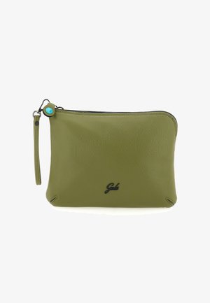 Braccialetto in pelle verde oliva con zip nera e piccolo logo "Gab" nero centrato sul davanti. Cinghia da polso attaccata al cursore della zip.