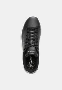Czarny sneaker z gładką skórzaną cholewką, perforowanymi detalami po bokach, czarnymi sznurowadłami i białą gumową podeszwą. Posiada wkładkę "cloudfoam comfort".