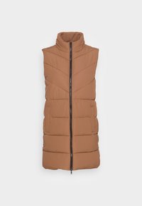 Lång, vadderad brun ärmlös puffer-väst med hög krage, dragkedja fram och sidofickor mot en vit bakgrund.