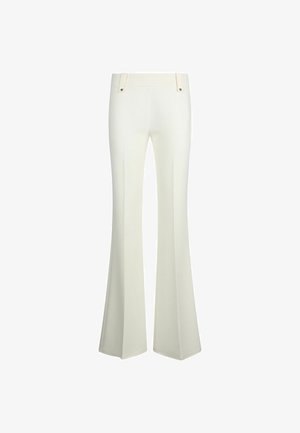 Pantalones acampanados blancos de cintura alta con trabillas para cinturón y una costura que corre por el centro de cada pierna, mostrados sobre un fondo blanco.