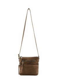 Borsa a tracolla in pelle marrone con cintura regolabile, tasca frontale con zip e texture liscia. Design compatto e rettangolare con hardware minimale.