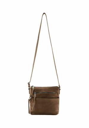 Borsa a tracolla in pelle marrone con cintura regolabile, tasca frontale con zip e texture liscia. Design compatto e rettangolare con hardware minimale.