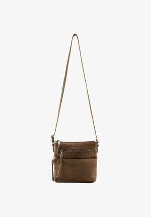 Borsa a tracolla in pelle marrone con cintura regolabile, tasca frontale con zip e texture liscia. Design compatto e rettangolare con hardware minimale.