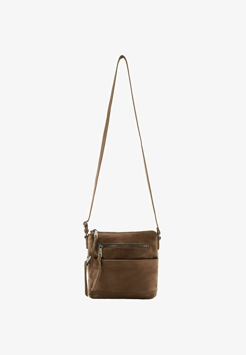 Bolso cruzado de cuero marrón con correa ajustable, bolsillo frontal con cremallera y textura suave. Diseño compacto y rectangular con hardware minimalista.