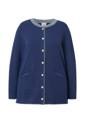 Tummansininen neulottu neuletakki, jossa on vaaleanharmaat reunat, pyöreä kaula-aukko, pitkät hihat, etutaskut ja seitsemän vaaleaa puunappia edessä.