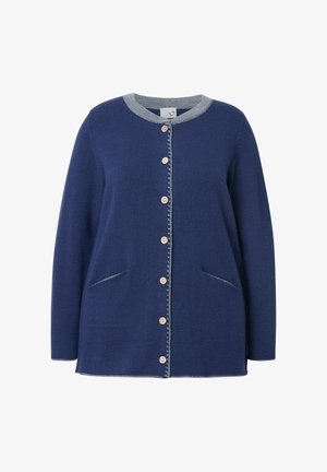 Mørkeblå strikket cardigan med lys grå kant, rund hals, lange ærmer, forreste lommer og syv lyse træknapper ned ad fronten.