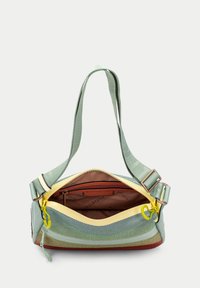 La borsa a spalla multicolore presenta un materiale in rete, una chiusura con zip e spallacci regolabili. L'interno include una tasca marrone e un'etichetta del marchio.