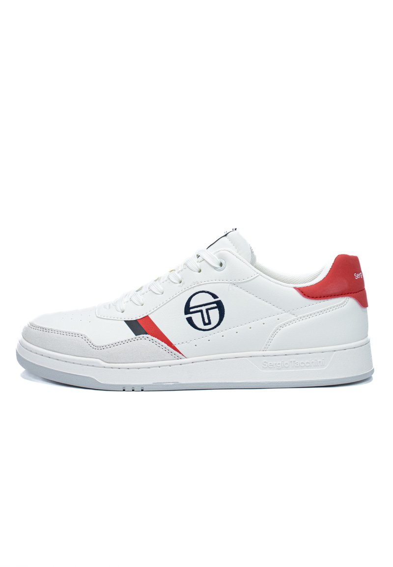 Sneaker bianca con accenti rossi e striscia nera. Presenta una tomaia in pelle liscia, punta arrotondata e logo laterale. Suola piatta bianca.
