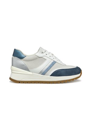 Zapatilla deportiva blanca y azul con materiales de malla, ante y cuero. Presenta una suela blanca gruesa y una puntera texturizada en azul marino. Acentos en azul claro.