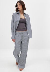 NA-KD WIDE ELASTIC WAIST  - Pyžamové nohavice - navy stripe