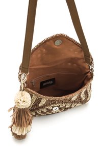Geflochtene Handtasche in Braun und Creme mit einem strukturierten Design, Kettenakzent, innerem Reißverschlussfach und einem dekorativen Quasten.