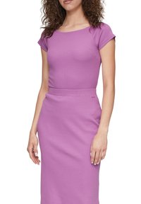 Paarse getailleerde jurk met korte mouwen, een ronde halslijn en een gladde textuur. Het ontwerp heeft een accentueerde taille en een jurk tot op kniehoogte.
