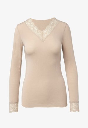 Beige Langarmshirt aus einem weichen Stoff mit V-Ausschnitt, der mit Spitzenbesatz und Spitzelementen an den Manschetten verziert ist. Insgesamt glatte Textur.