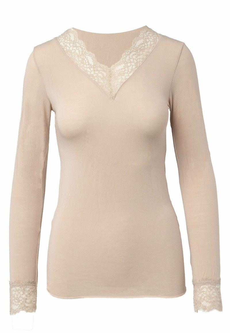 Top beige a maniche lunghe in un morbido tessuto con scollatura a V, caratterizzato da rifiniture in pizzo e dettagli in pizzo ai polsini. Tessuto complessivamente liscio.