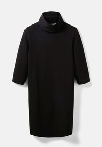 Robe noire longueur genou avec manches trois-quarts et col roulé large sur fond uni.