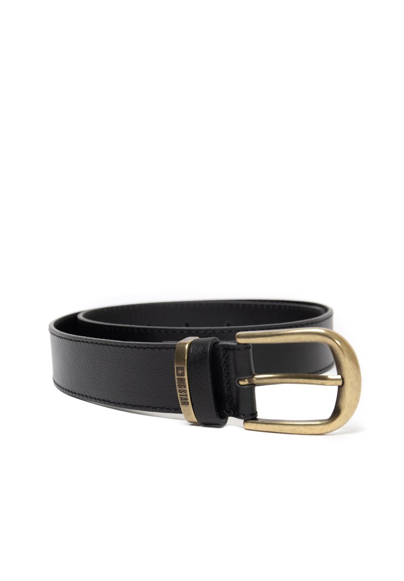 Cinturón de cuero negro con textura suave, que presenta una hebilla de latón redondeada y un detalle de marca cerca de la hebilla. Diseño simple y versátil.