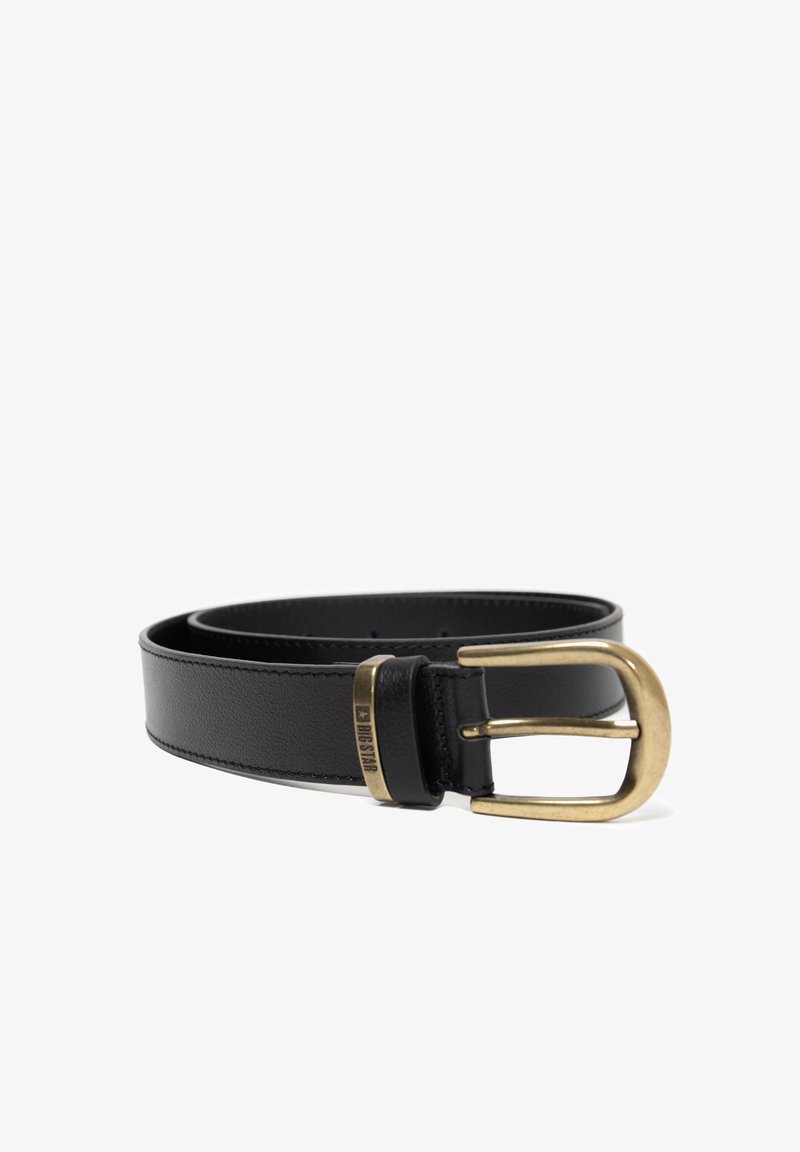 Cinturón de cuero negro con textura suave, que presenta una hebilla de latón redondeada y un detalle de marca cerca de la hebilla. Diseño simple y versátil.
