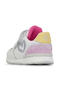 Weiße Kinderturnschuhe mit einem Mesh-Obermaterial, rosa Akzenten, grauer Herzstickerei und einer gelben Fersenschlaufe. Mit Klettverschluss zum Schließen.