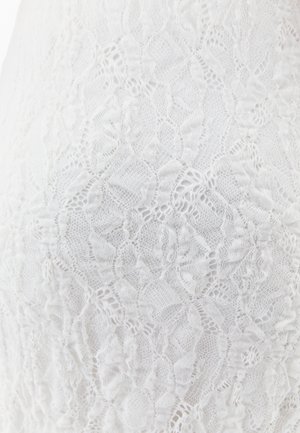 Witte kanten stof met intricate bloemmotieven en een delicate, gestructureerde oppervlakte. Het materiaal is lichtgewicht en semi-transparant.