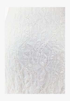 Hvid blondevæv med indviklede blomsterdesigns og en delikat, tekstureret overflade. Materialet er letvægts og semitransparent.