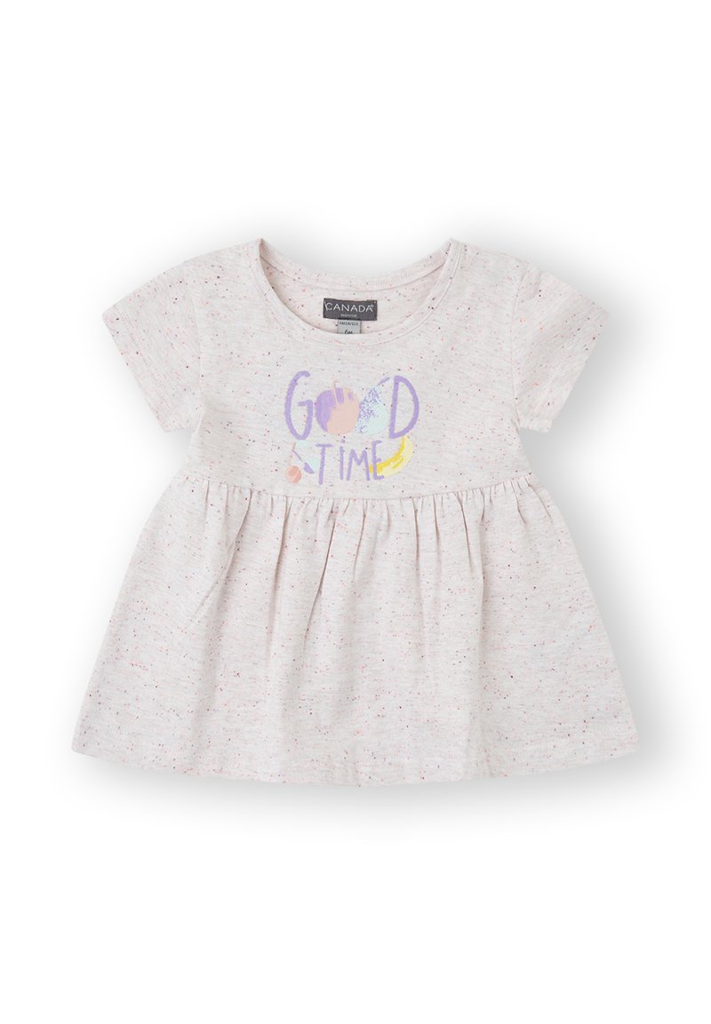 Vestido corto de manga corta en rosa claro con costura en la cintura, falda fruncida y gráfico colorido de "GOOD TIME" en tonos pastel en la parte frontal.