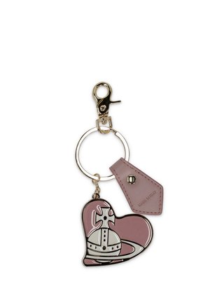 Portachiavi con moschettone in argento, caratterizzato da un ciondolo a forma di cuore rosa con un motivo a sfera in argento e un'etichetta in pelle rosa con la scritta "Made in Italy".