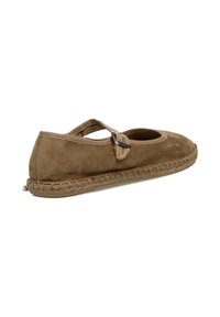 Zapato Mary Jane de ante marrón con correa y hebilla de metal, que presenta una suela de yute trenzado y un diseño de punta redondeada. Textura suave en toda la superficie.