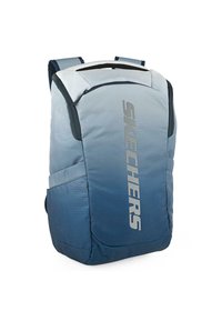 Mochila con degradado azul hecha de tela duradera. Cuenta con correas acolchadas, bolsillo lateral y un gran logo de "SKECHERS" en la parte frontal.
