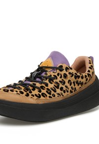 Sneaker con stampa leopardata con base in suede color cuoio, suola nera in gomma, dettagli viola e lacci neri, con superficie superiore testurizzata.