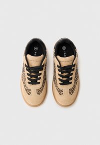 Une paire de baskets beige avec des lacets noirs et des accents en imprimé léopard, taille 30, avec la marque Tommy Hilfiger sur la languette et la semelle intérieure.